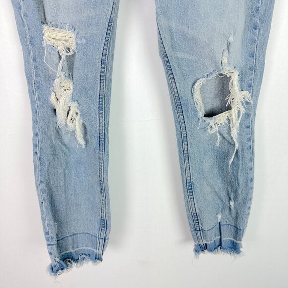 Abercrombie & Fitch Distressed High Rise Mom Jean Raw Hem Light Wash Size 26 2 - Picture 3 of 11